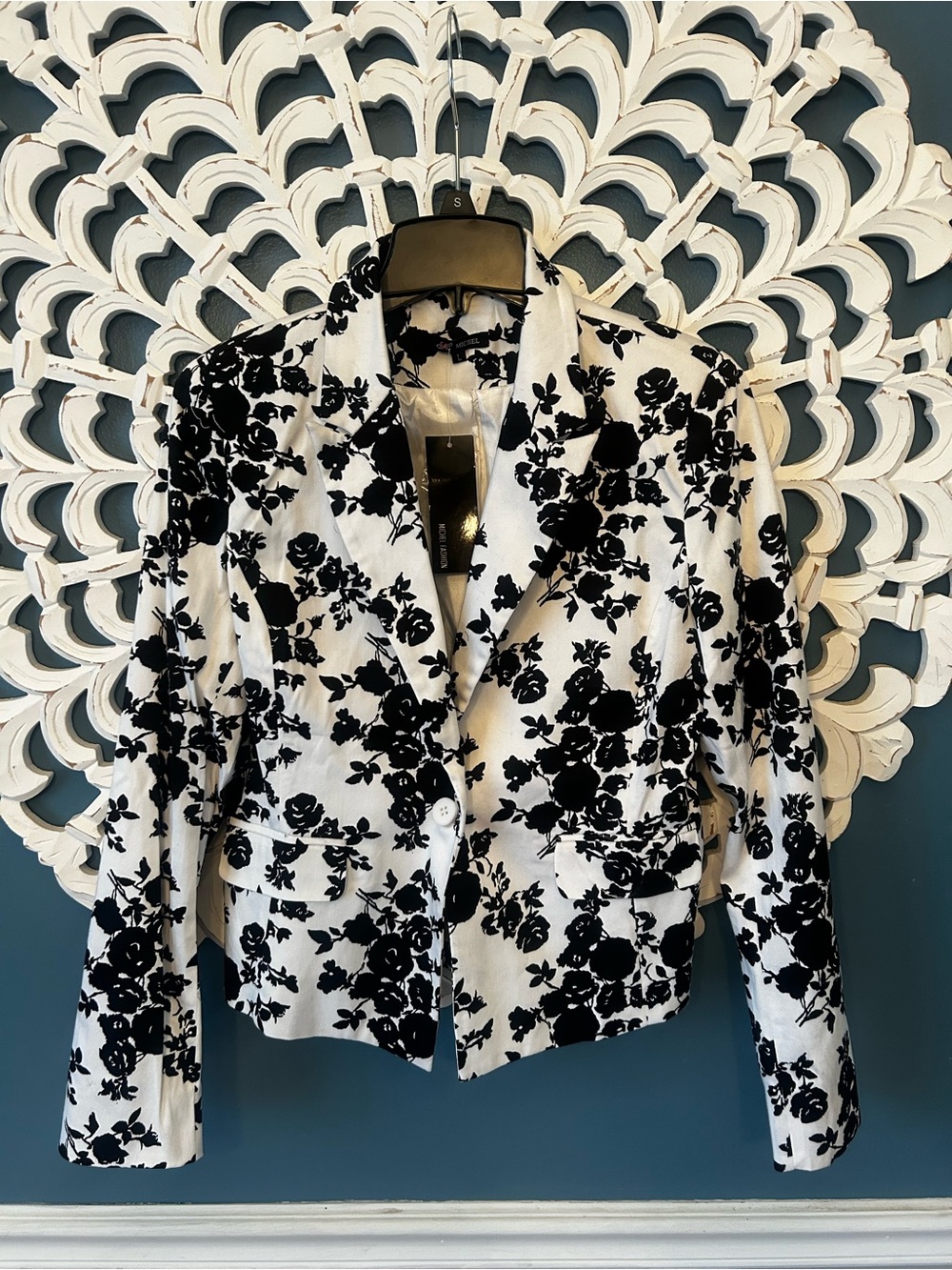NWT Michel Fashion Blazer black $white floral pattern w/ a single-button closure